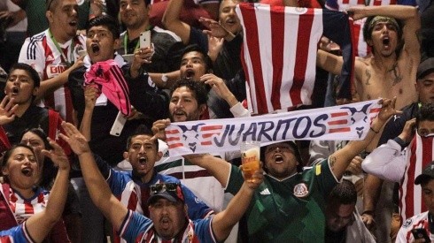 Los aficionados rojiblancos fueron repelidos por la fuerza pública de la zona de salida del bus de Chivas en el Estadio Juárez