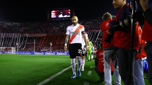 Foto de Javier Pinola y el Monumental de fondo.