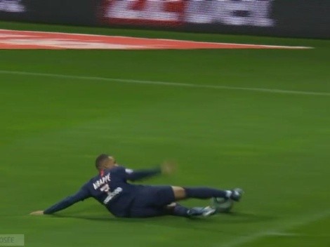 Video: Mbappé se tiró para salvar una pelota imposible y luego tiró un caño magistral
