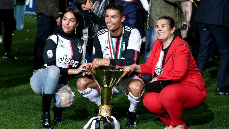 Foto de Cristiano Ronaldo junto a su madre y esposa.