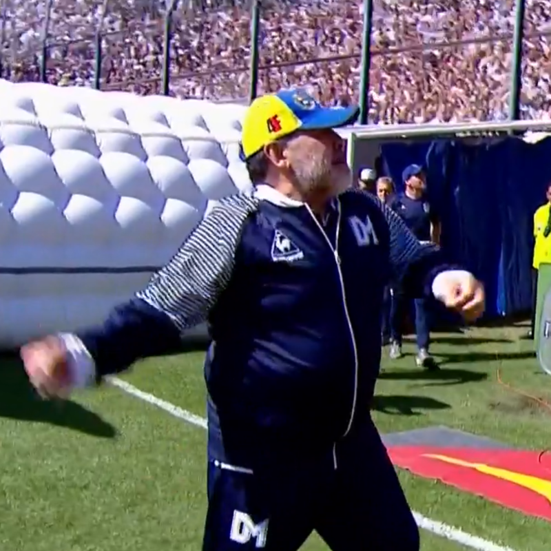 Video: Diego entró re manija a la cancha de Gimnasia y nos cebó a todos