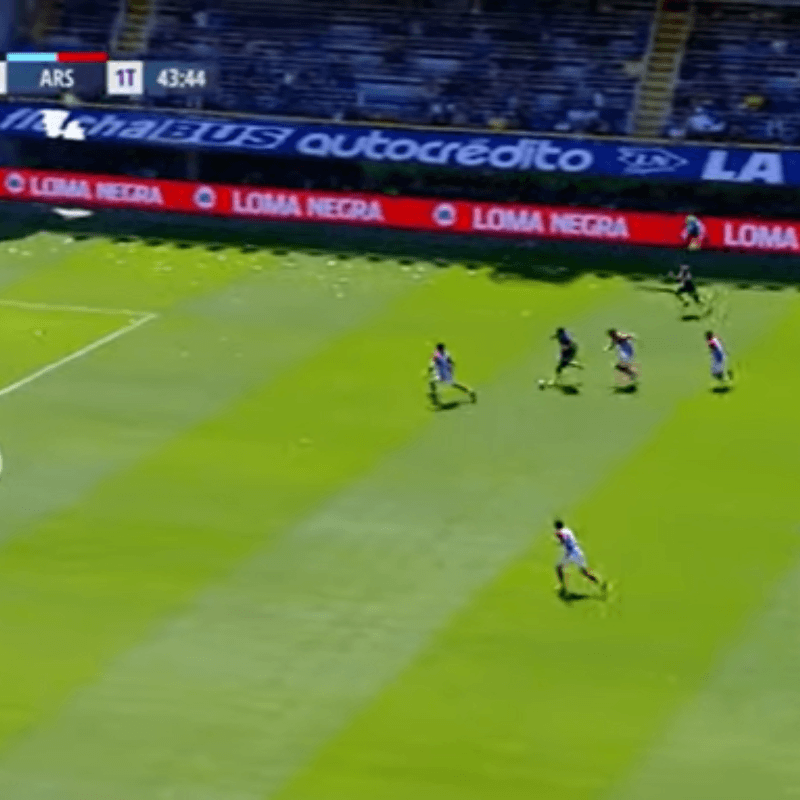 De arremetida: Wanchope se llevó todo por delante y le dio el segundo gol a Boca