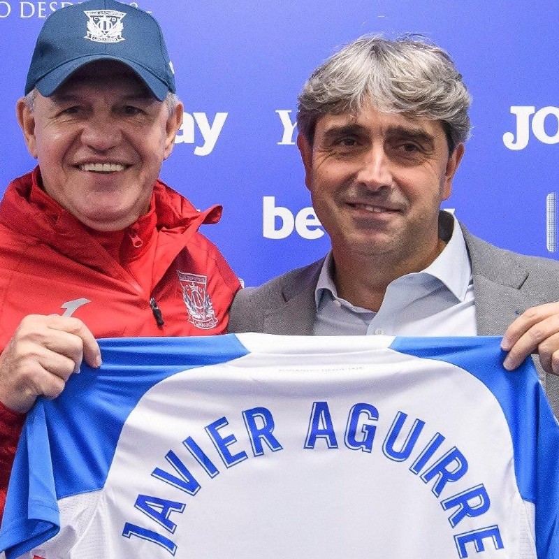 Javier Aguirre posa con la camiseta del Leganés