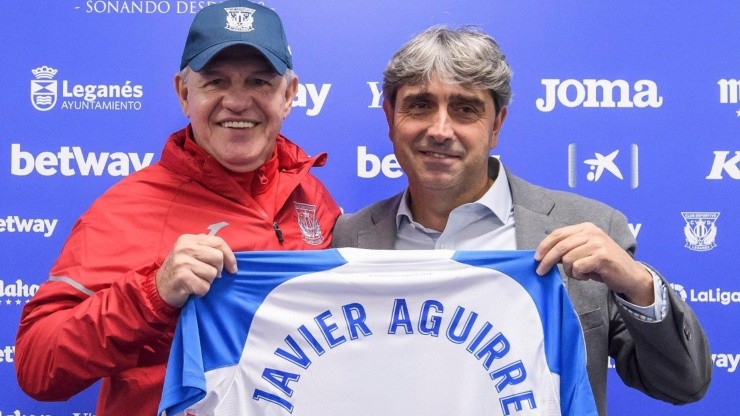 Javier Aguirre posa con la camiseta del Leganés