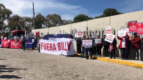Socios de la Cooperativa Cruz Azul ya protestan en la FMF contra Billy Álvarez