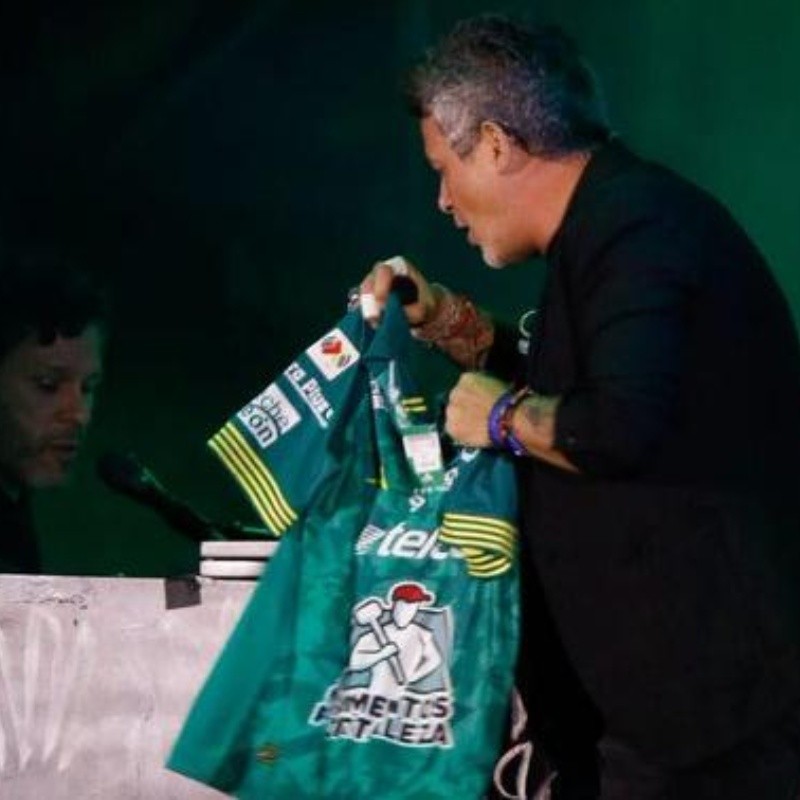 Alejandro Sanz le canta con pasión a la playera de León