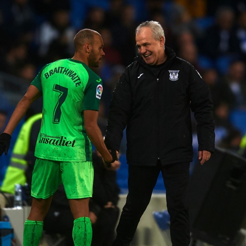 Javier Aguirre debutó con una igualdad ante el puntero y la afición se lo reconoció de gran manera