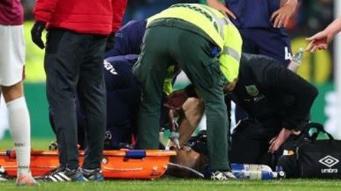 Lanzini sufrió una grave lesión en el hombro y tuvo que salir en una ambulancia