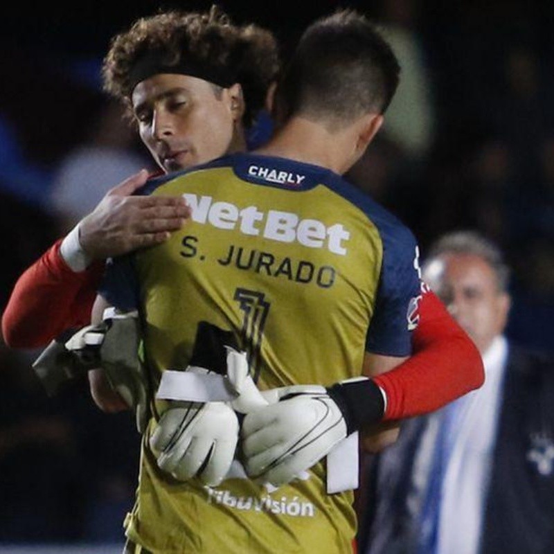 El enorme gesto de Memo Ochoa con Sebastián Jurado después del partido