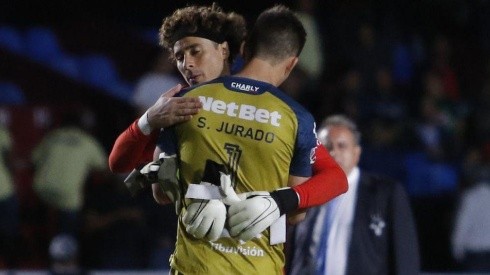 El interminable abrazo entre Memo Ochoa y Sebastián Jurado, arqueros de la Selección Mexicana.
