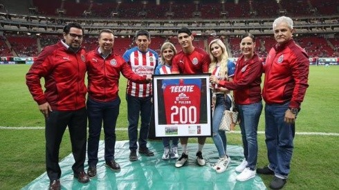 Chivas homenajeó a Alan Pulido por sus 200 partidos en Liga MX