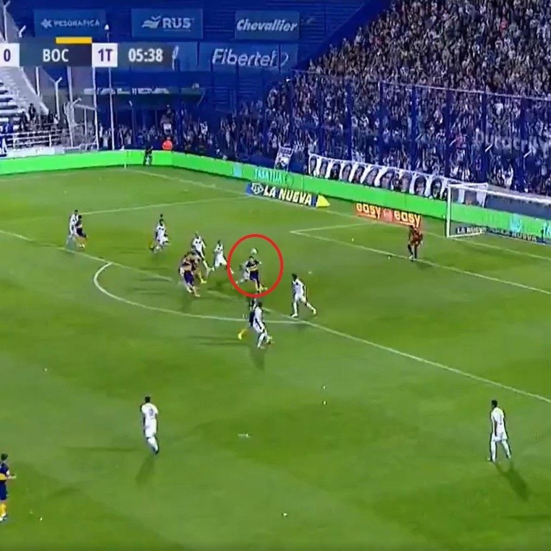 En 5 minutos Mauro Zárate casi mete de cabeza el primero de Boca contra Vélez