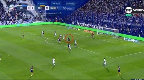 En 5 minutos Mauro Zárate casi mete de cabeza el primero de Boca contra Vélez