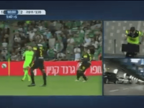 Video viral: el árbitro fue a revisar el VAR pero le mostraron cualquier cosa