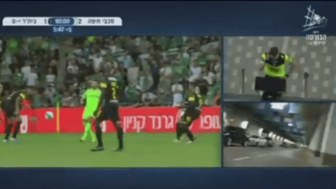 Video viral: el árbitro fue a revisar el VAR pero le mostraron cualquier cosa