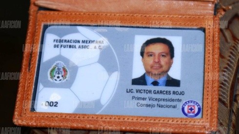 Víctor Garcés muestra su credencial que lo acredita como vicepresidente de Cruz Azul