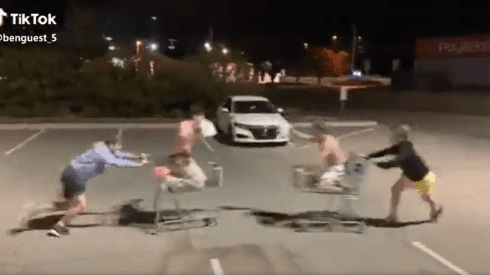 Video viral: agarraron dos carritos, un par de leches y el choque fue diabólico