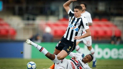 Vitor Bueno em ação pelo Santos contra seu atual time