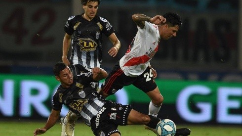 Enzo Pérez en el duelo ante Estudiantes de Caseros.