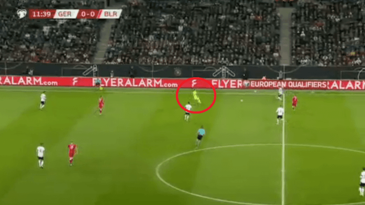 Típico del buen Neuer: salió hasta mitad de cancha para cortar un pase