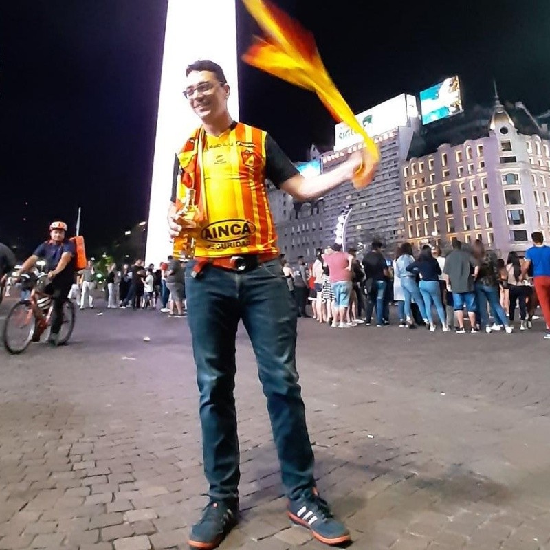 Hincha del Pereira celebró el ascenso en el obelisco de Buenos Aires