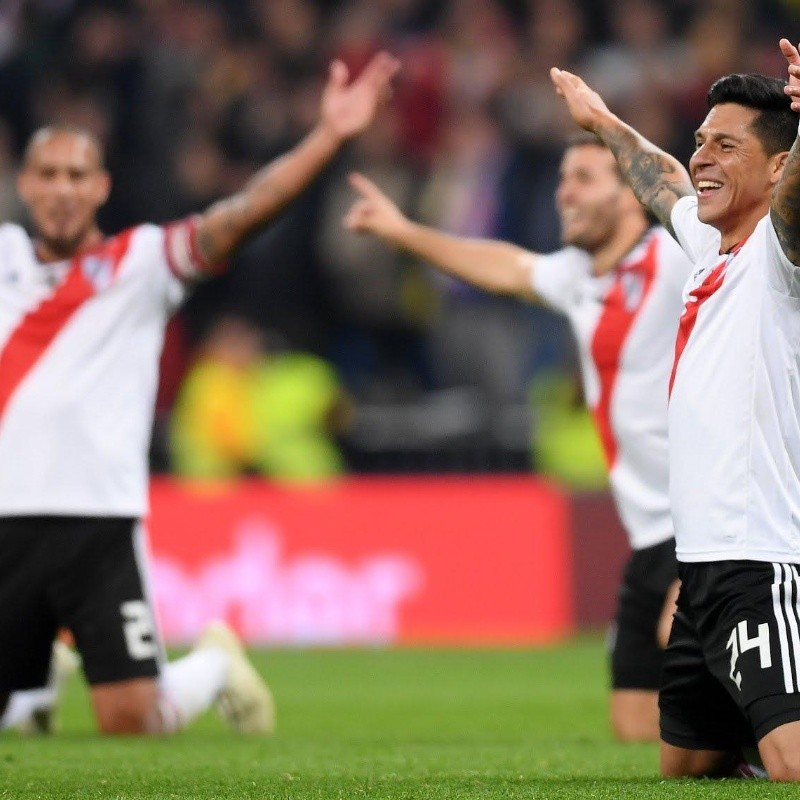 Las dos banderas de River que aparecieron colgadas hoy en el Bernabéu