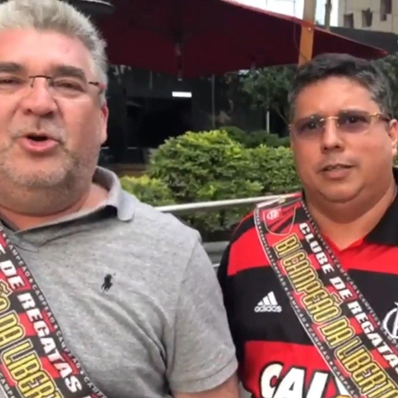 La bandera con la que dos hinchas de Flamengo esperaron a River en el hotel