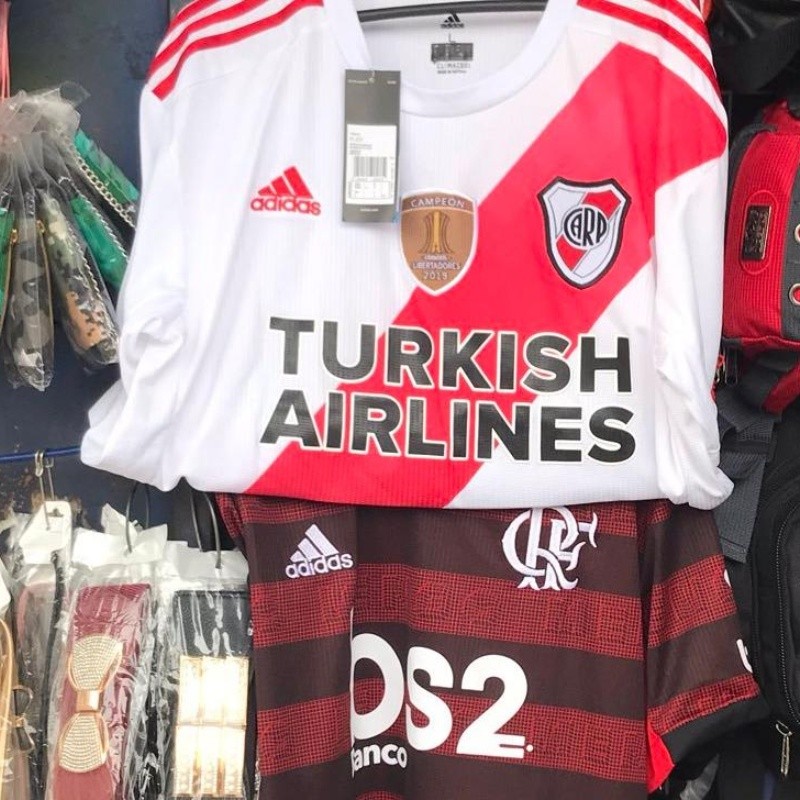 Un detalle de las camisetas que venden en Gamarra sorprendió a todos