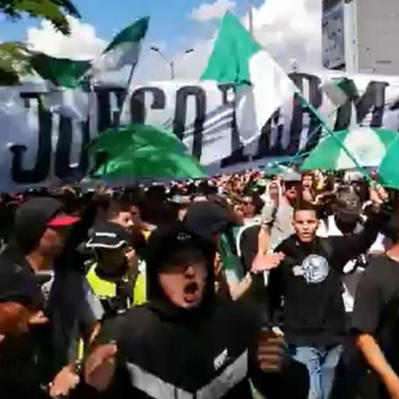 En el Paro pasó lo más lindo: barras marcharon en paz y cantaron juntas