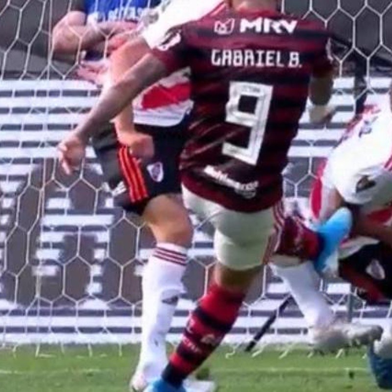 Polémica: a de la Cruz le dio el balón en el codo y Flamengo pidió penal