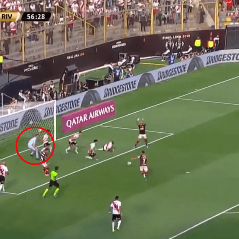 Es único: Armani se tiró antes de que le peguen y evitó el gol de Flamengo