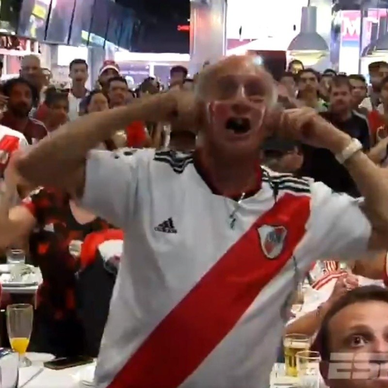 Video: escuchaba el partido de River por la radio e hizo algo insólito