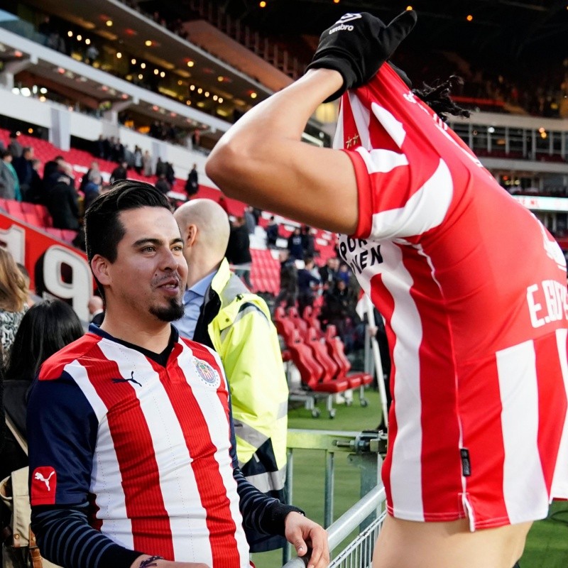 ¿Es de Chivas? Erick Gutiérrez regala su jersey a un aficionado del Rebaño