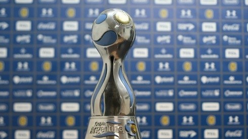 El trofeo de la Copa Argentina espera por su nuevo dueño.