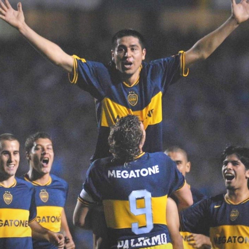 Desapareció un cuadro de Riquelme que estaba colgado en la Bombonera