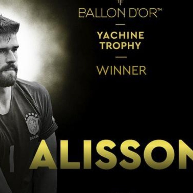 Alisson Becker, ganador del primer premio Yashin a mejor arquero