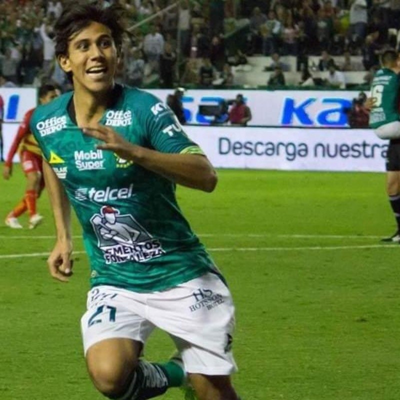 Jugador del León se sube como un koala al árbitro para celebrar un gol