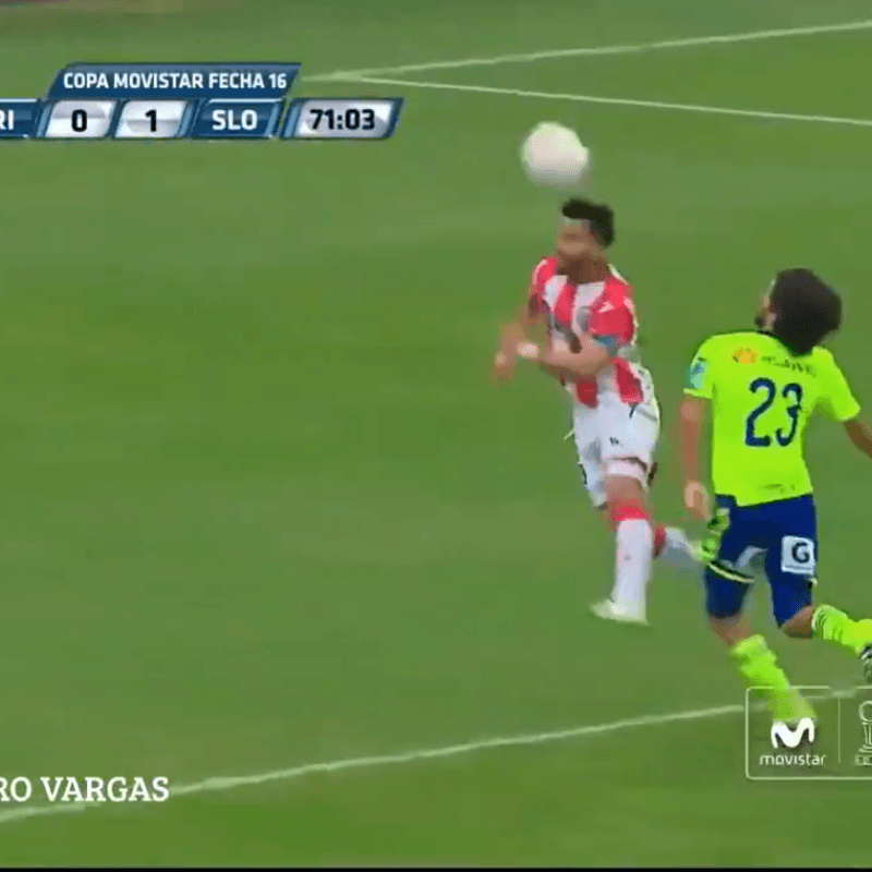 Con el relato de Peredo: el gol de Vergara a lo Van Persie explota las redes