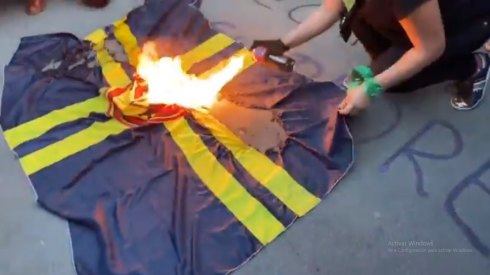 Feministas quemaron una bandera del América en plena movilización