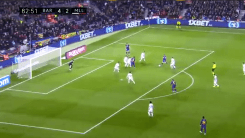 Perfecto: Messi le pegó de primera y la clavó de un ángulo para el tercero