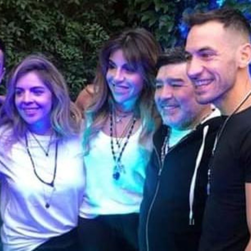 Emociona: hubo reencuentro y foto de Maradona con Claudia y sus hijas