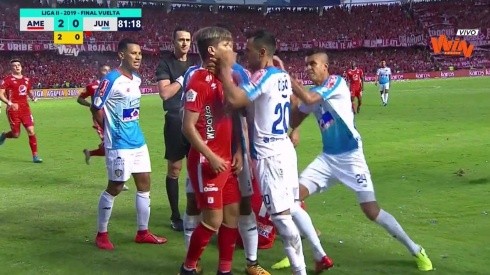 La agresión de los jugadores del Junior a Rafael Carrascal.
