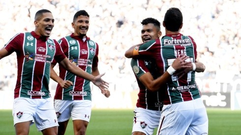 Evanilson comemora com companheiros um dos seus gols marcados contra o Corinthians