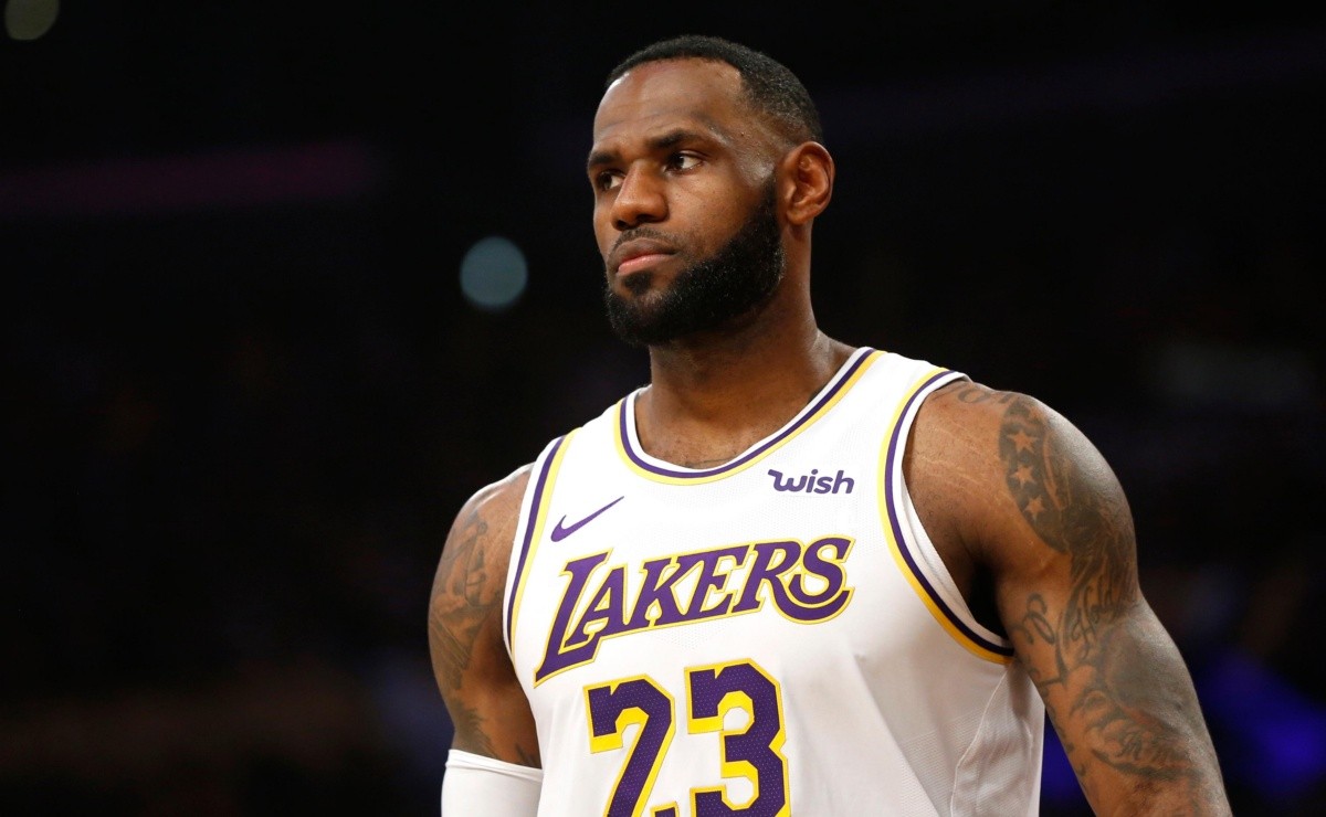 NBA: Histórico LeBron James en unos lamentables Lakers