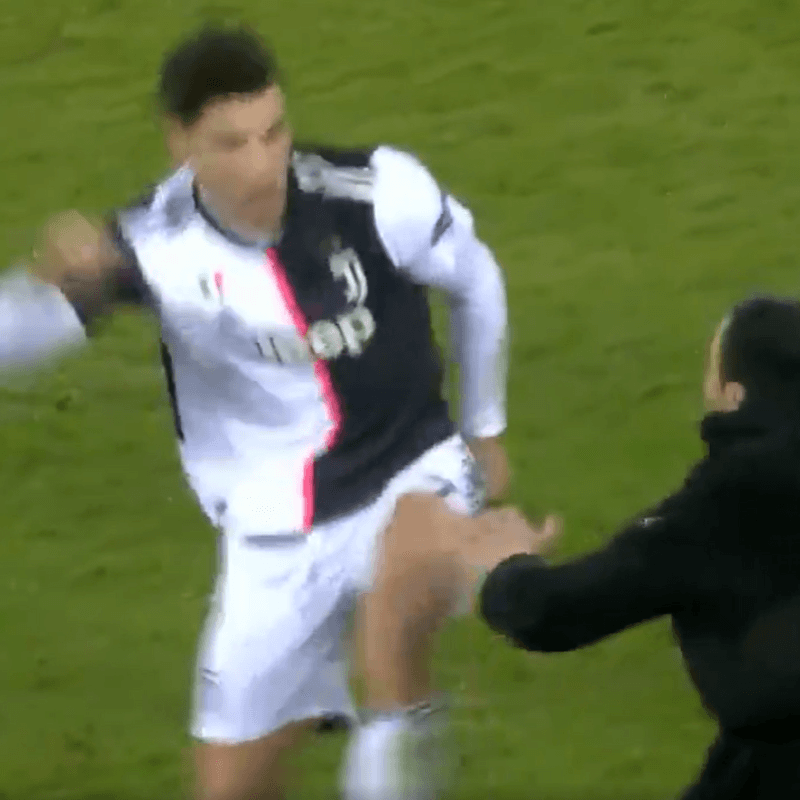 Video: Cristiano Ronaldo le tiró una patada a un hincha que entró al campo