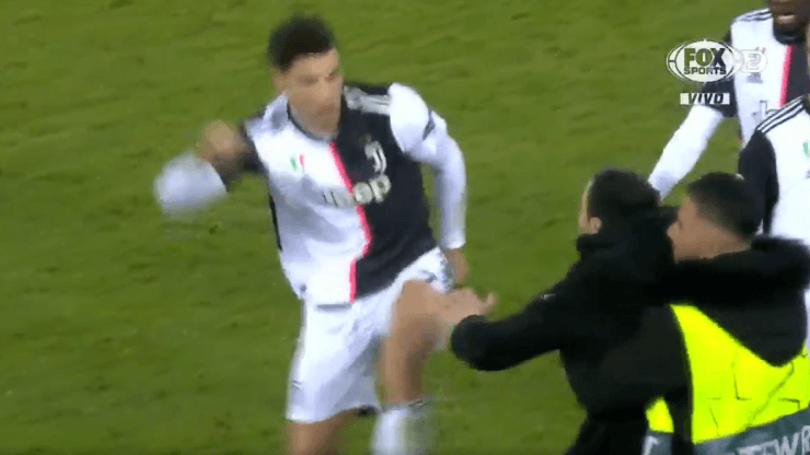 Video: Cristiano Ronaldo le tiró una patada a un hincha que entró al campo