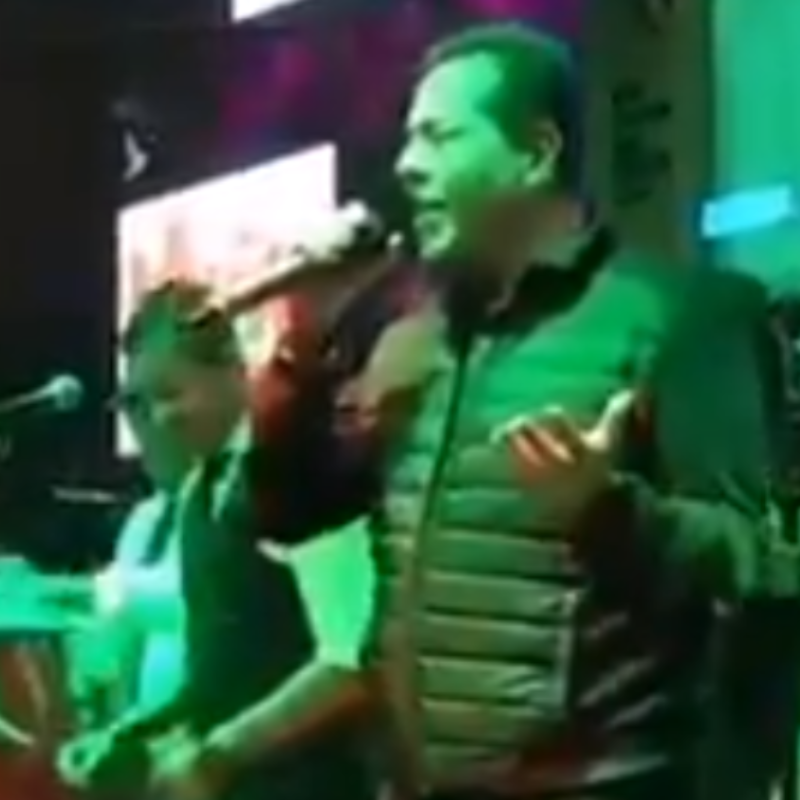 ‘El cantante del gol’ mostró sus dotes de músico en la fiesta de Win Sports