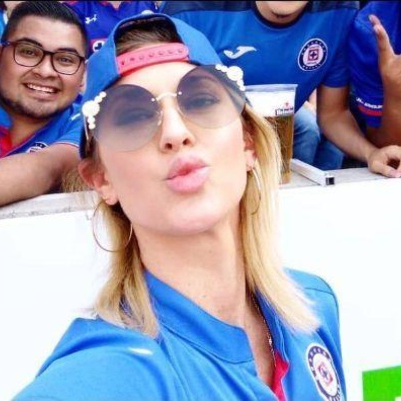 Jeni Summers va preparada a la playa con un accesorio de Cruz Azul