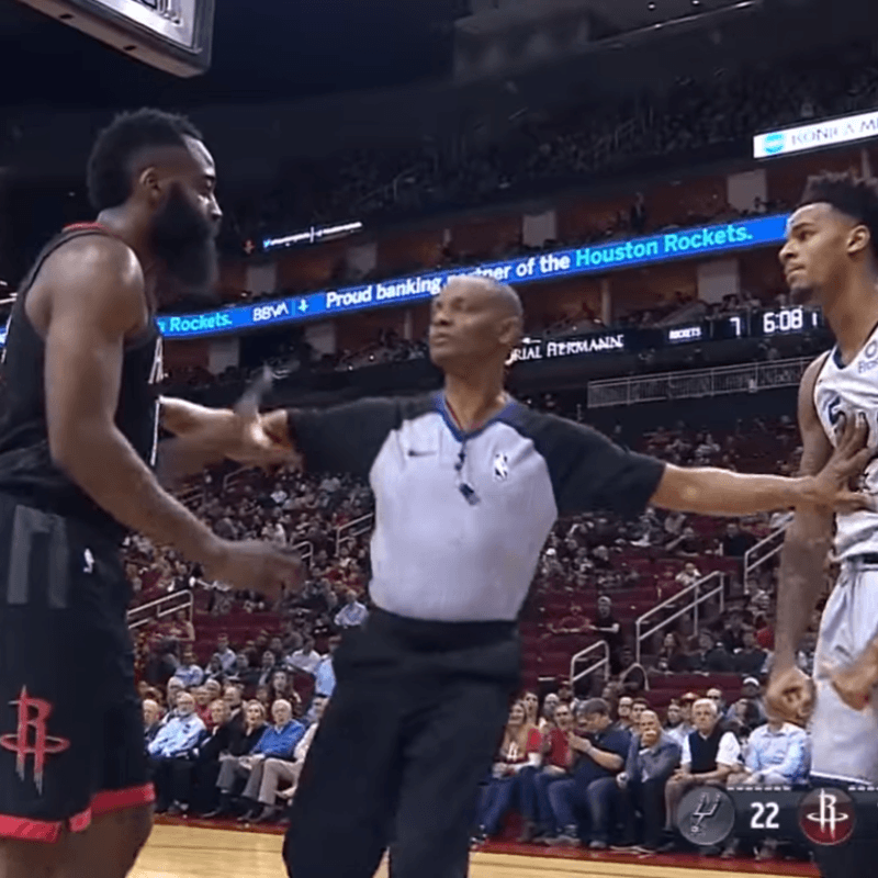 La tremenda pelea entre James Harden y Dejounte Murray en pleno partido