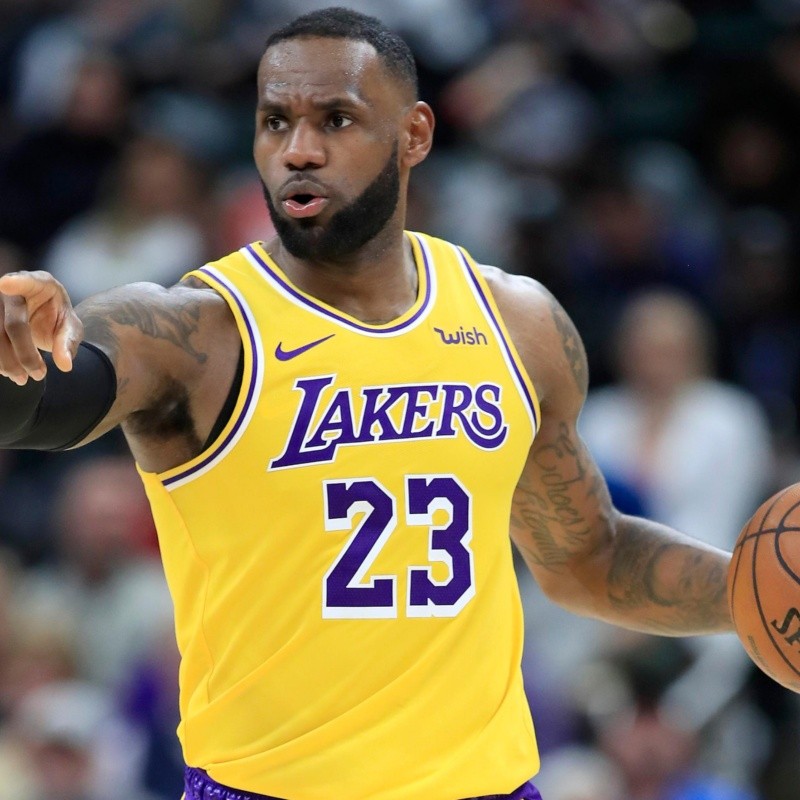 VIDEO | LeBron James da un pase sin ver y de espalda por Los Lakers